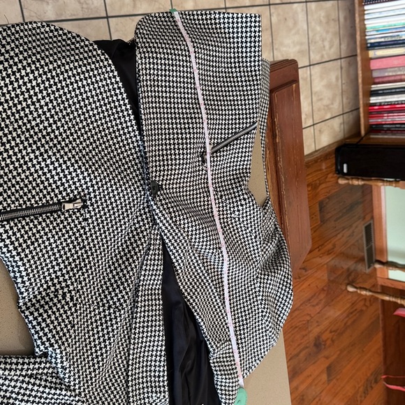 T Tahari Black and White Houndstooth Blazer - Picture 11 of 13